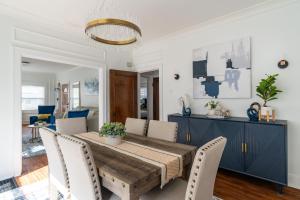 a dining room with a table and chairs at Luxury Short and Midterm Hyde Park Getaway in Cincinnati