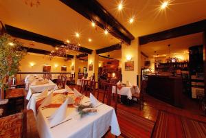 Reštaurácia alebo iné gastronomické zariadenie v ubytovaní Park Hotel Pruhonice