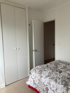 a bedroom with white closets and a bed at Casa 4 habitaciones 2 baños in Talca