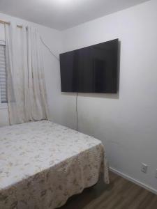 Μια τηλεόραση ή/και κέντρο ψυχαγωγίας στο apartment for up to 7 people next to GRU
