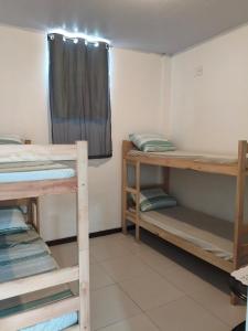 a room with two bunk beds and a window at Loft climatizado com garagem- Nei08 in Blumenau +18 photos