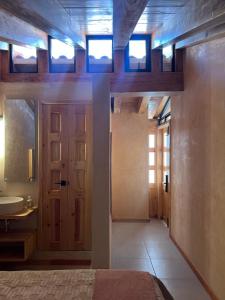 ein Schlafzimmer mit einem Bett, einem Waschbecken und einem Spiegel in der Unterkunft Casa Coco H3 Luna in San Cristóbal de las Casas + 11 Fotos
