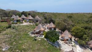 巴鲁岛AMALIFE Beach Club & Hotel的一组小屋的空中景观