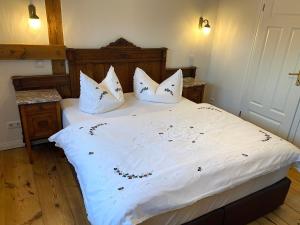 ein Schlafzimmer mit einem großen Bett mit weißen Laken und Kissen in der Unterkunft Spree Chalet - adults only in Lübbenau