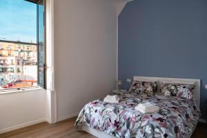 una camera da letto con un letto e una finestra di Il Gatto e Pirouette a Napoli