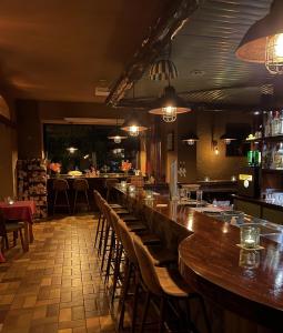 Un bar con mesas y sillas de madera en un restaurante. en Appartement Welgelegen, en Bestwig 7 fotos más