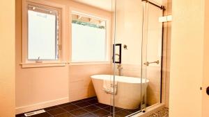 Koupelna v ubytování Joy House