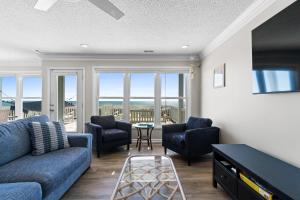 Χώρος καθιστικού στο Zion of Holden Brunswick Vacation Rentals Ocean front with private heated pool