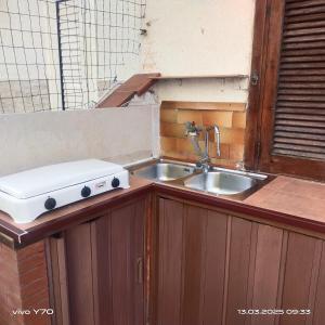a kitchen counter with a sink and a sink at Casa Vacanza Il Pontile Mini Appartamento in Cipollina +25 photos