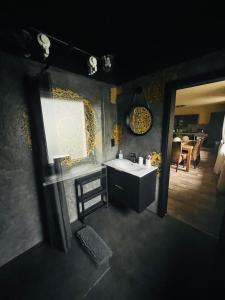 a bathroom with a sink and a mirror at Familien-Apartments Boulevard in Waldsassen