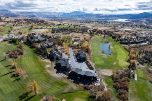 an aerial view of a mansion on a golf course at Our Suite Mountain Haven Pt C104 Wkly Disc in Spurlock