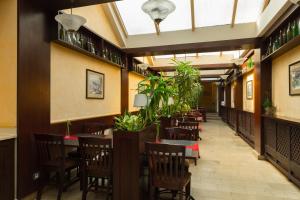 Reštaurácia alebo iné gastronomické zariadenie v ubytovaní Hotel Floryan Old Town