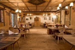 A restaurant or other place to eat at Rasmushof - Hotel Kitzbühel