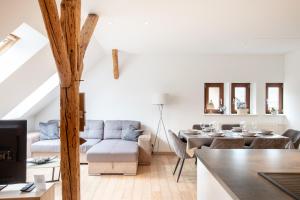 a living room with a couch and a table at Gîte "Rempart Sud" à Ribeauville in Ribeauvillé