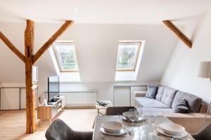 a living room with a couch and a table at Gîte "Rempart Sud" à Ribeauville in Ribeauvillé