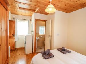 a bedroom with a bed and a bathroom at Sugarbush in Eyeries +62 photos