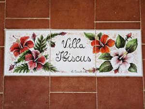 サン・ヴィート・ロ・カーポにあるVilla Hibiscoの花の看板