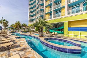 Kolam renang di atau dekat dengan Towers On The Grove 724 Direct Oceanfront Suite Sleeps 6 guests