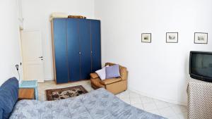 Televízia a/alebo spoločenská miestnosť v ubytovaní Romeo Apartments