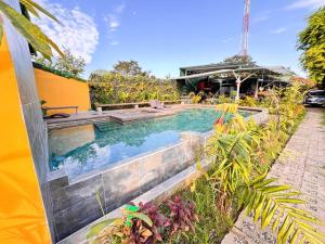 Bazén v ubytování Hotel Delfines Puerto Jimenez nebo v jeho okolí