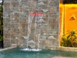 Bazén v ubytování Hotel Delfines Puerto Jimenez nebo v jeho okolí
