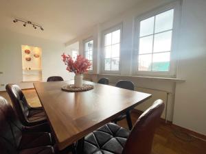 a dining room with a wooden table and chairs at Charmante Ferienwohnung im Herzen der Koblenzer Altstadt in Koblenz