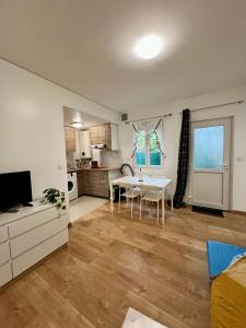 a living room with a table and a kitchen at Gagny charmant deux pièces très calme in Gagny