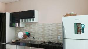 a kitchen with a sink and a refrigerator at COP30 Casa Completa - Prox Belém in Barcarena +4 photos