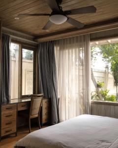 Кровать или кровати в номере 4br Villa River Deck, Pool, Bbq & Garden