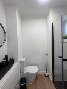 Koupelna v ubytování Cozy surfhouse at Obidos Lagoon + 22 fotografií