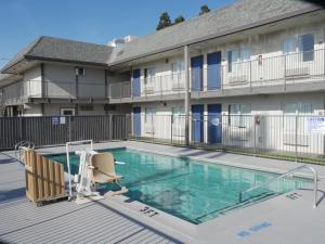 a swimming pool in front of a building at Motel 6-Sacramento, CA - South Sacramento and Elk Grove in Sacramento