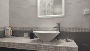 Bilik mandi di Maria's Apartment Sifnos +24 gambar