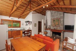 eine Küche und ein Esszimmer mit einem Tisch und einem Kamin in der Unterkunft Posada Yaguane in La Paloma