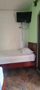 Un pat sau paturi într-o cameră la Hotel Rosa de los vientos
