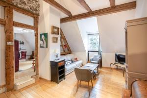 a living room with a couch and a chair at L'Atypique au coeur du Vignoble in Hunawihr