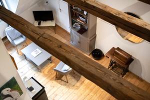 an overhead view of a living room with a television at L'Atypique au coeur du Vignoble in Hunawihr