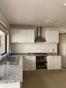 Kuchyň nebo kuchyňský kout v ubytování Casa Amplia y Comoda SyS Suites