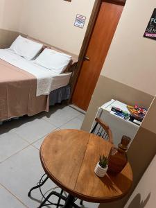 a small room with a table and a bed at Hotel Bee's Sorriso in Sorriso