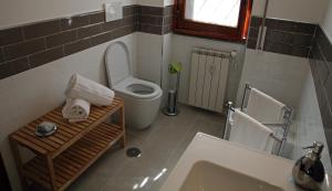 uma casa de banho com um WC, um lavatório e uma banheira em Maison Talenti B&B Roma em Roma