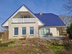 Casa con techo azul y patio en Pool & Peace, en Güstrow