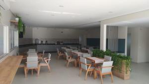 un ristorante con tavoli e sedie in una stanza di Pousada petry a Canoinhas