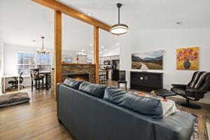 a living room with a couch and a fireplace at Rockrider House-MTB Trail-Pet Friendly in Bella Vista