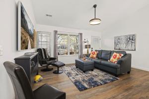 a living room with a couch and a chair at Rockrider House-MTB Trail-Pet Friendly in Bella Vista