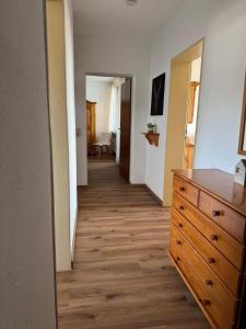 シャイデックにあるFerienwohnung Alpenview im Allgäuの廊下