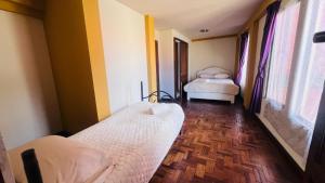a room with two beds in a room at Departamento Encantador in La Paz