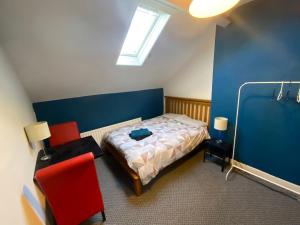 - une chambre avec un lit et deux chaises rouges dans l'établissement bnb, à Belfast 13 autres photos