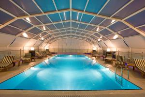 una gran piscina con sillas y techo en Latanya Palm & SPA Hotel Antalya en Antalya