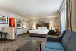 a hotel room with a bed and a couch at Comfort Inn Troutdale-Portland East in Troutdale +34 photos