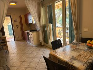 A kitchen or kitchenette at La casa di Marilena