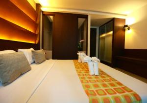 ein Hotelzimmer mit zwei Elefanten, die auf einem Bett stehen in der Unterkunft The Bangkok Major Suite in Bangkok